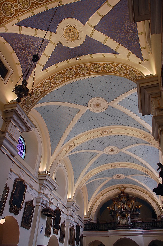osvetleni stropu kostela
